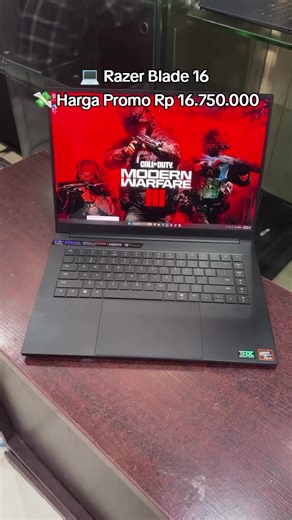 💻 Razer Blade 16 💸 Harga Promo Rp 16.750.000 ⚙️ Processor (CPU) AMD Ryzen AI 9 HX 370 12 core / 24 thread Base clock ±2.0 GHz (boost lebih tinggi) Sudah ada AI/NPU engine untuk fitur Copilot & AI task 🎮 Graphics (GPU) NVIDIA GeForce RTX 5090 Laptop GPU VRAM 24GB GDDR6 Arsitektur RTX 50 Series (DLSS, Ray Tracing generasi terbaru) 🧠 RAM 32GB LPDDR5X (±8000 MHz) Onboard (tidak bisa upgrade) 💾 Storage 2TB SSD NVMe (M.2) Support upgrade hingga ±4TB per slot 🖥️ Display 16 inch OLED Resolusi: 256