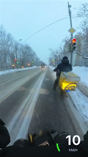 EX30 bursts into snowy Moscow