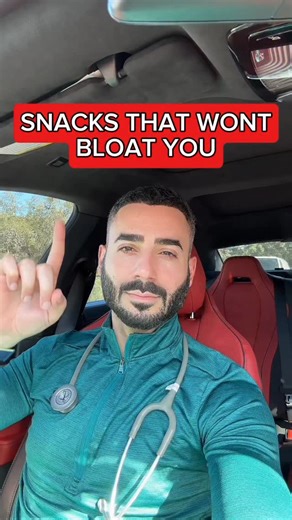 Dr. Joseph Salhab on Instagram: "Snacks That Won’t Bloat You - ALL RECIPES 👇 These use bloat-friendly ingredients, but everyone reacts differently — the point is to know your body and give you simple, low-bloat options. 1. Berries, Yogurt & Kiwi Low-fat or lactose-free Greek yogurt (½–1 cup), blueberries (½ cup), strawberries (5–6), kiwi (1 whole). 2. Toasted Sourdough with Eggplant Spread & Olive Oil Toasted sourdough (1 slice), roasted eggplant spread (baba ghanouj) (¼–⅓ cup), extra-vi