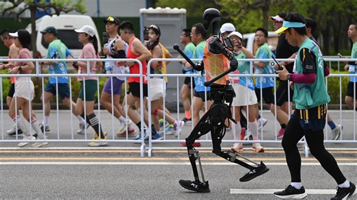 Humanoide Roboter treten bei Halbmarathon gegen Menschen an