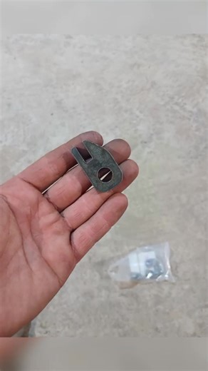 Aujourd'hui, intervention sur un semoir à betteraves pour la modification du système de réglage des roues de plombage. Installation de pattes de fixation, soudure et peinture 👍 #soudure #agriculteur #pasdecalais #mecanique #farmerlife