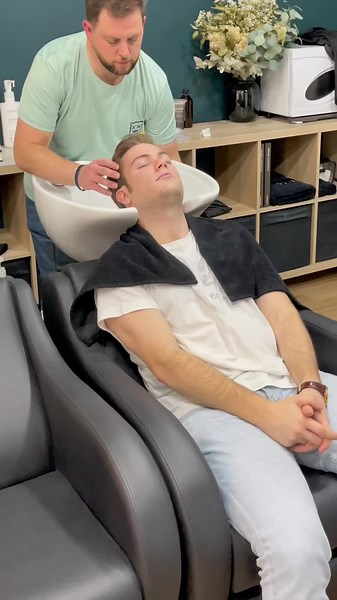 👉 - Malecare es un centro de peluquería y estética exclusivamente masculino, creado para cubrir la necesidad del hombre actual. - En Malecare todo está pensado para que el tiempo que estés con nosotros sea un momento de desconexión, sin estrés, donde te sientas cuidado y mimado. - Nuestra filosofía combina una experiencia sensorial mediante la aromaterapia y masajes con el cuidado de la piel y de la imagen, con los avances más punteros y lo último en tecnología. Unimos la cosmética natural con 