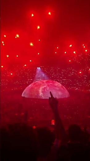 Kanye West Performs Stronger Live in Chicago (2026)