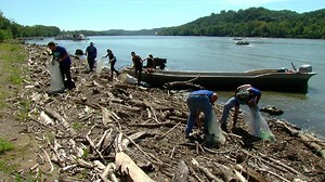 Volunteers clean up Ohio River