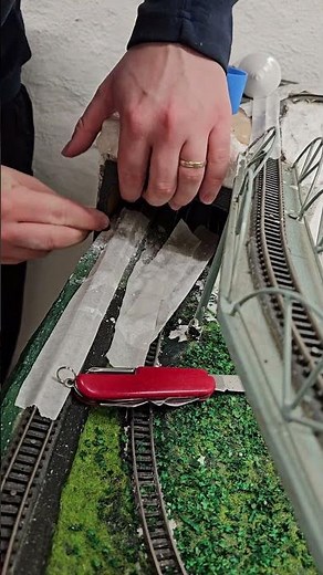 It fits! 🚂 Tunnel portal installation with quick-setting filler 🛠️ #spurn #modelrailway #diy