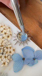 🌸✨ From Petals to Keepsakes ✨🌸 Watch as we transform real flowers into a one-of-a-kind design, preserving nature’s beauty in handcrafted jewelry. 💐💎 Whether it’s a wedding bouquet, a sentimental bloom, or a flower from a special place, we turn your cherished moments into timeless keepsakes. Because some memories are too beautiful to fade. 🩵 | Dune Jewelry