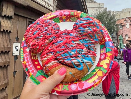 REVIEW: There's Now ANOTHER Place to Grab a Mickey Cinnamon Roll in Disney World! | the disney food blog