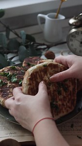 Ati mancat vreodata Placinte cu varza dulce sau murata calita - Daca da, va mai amintit placintele acestea? Singur le-ati gustat sau ati auzit de ele macar o data in copilarie. Gustul dulce-acrisor de varza, aroma de cimbru si aluatul pufos, copt pe plita sau in tigaie, se imbina minunat in niste placintele perfecte. Ingrediente: Pentru aluat: - 500g faina - 300ml apa calda -10g drojdie uscata -1 lingura ulei de masline -optional mix de seminte Pentru umplutura: - 400g varza murata/400g varza du