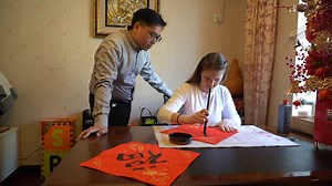 Jennifer Kerstin and her husband have been devoted to enhancing cultural and people-to-people exchanges between China and Germany. As COVID-19 disruptions diminish, the couple are planning more events and activities in the new year. #IntotheYearoftheRabbit #COVID19 #ChineseNewYear2023 #LastDecadeInBeijing #BeijingDevelopment (Credit: Xinhua) | Discover Beijing