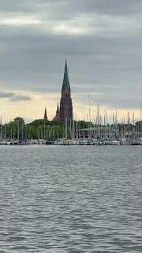 Schleswig an der Schlei / Schleiuferpromenade mit Blick auf den Vikingerturm & Schleswiger Dom