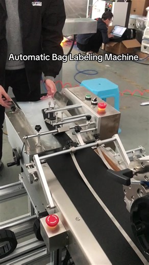 Automatic bag labeling machine #labelingmachine #baglabelingmachine #toplabelingmachine #bagfeeder #labelapplicator
