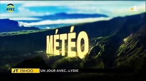 « UN JOUR AVEC ... le sourire de Lydie » Atteinte d’une maladie génétique qui réduit sa mobilité, Lydie Jolivet avait déjà réalisé ce rêve (présenter la météo) en 2012. Cette semaine, elle l’a réalisé à nouveau dans le cadre de l’opération Duoday sur Réunion la Première. Dans “Un jour avec…”, nous vous proposons de découvrir la vie au quotidien de cette jeune femme qui, face à l’adversité a choisi de “sourire à la vie | Réunion la 1ère