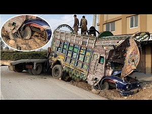 Top 4 pakistani Truck road accident video || Repairing Process Of Pakistani Trucks Accident