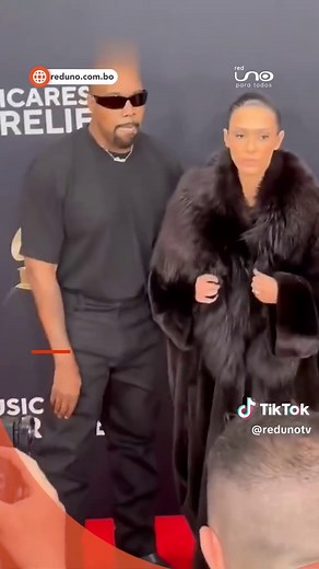 #NotivisiónCBBA I Kanye West llegó a la alfombra roja de los premios Grammy junto a su novia Bianca Censori, quien se robó la atención de todas las cámaras al lucir un vestido totalmente transparente. ▶️ Más información en www.reduno.com.bo #RedUno #RedUnoDigital #Notivisión #NTVInforma #Bolivia #AlfombraRoja #Bianca #KanyeWest #Vestido #Transparente