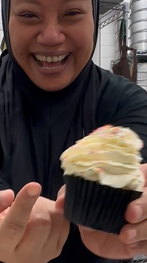 This was fun. We shall frost a cake next! • Maybe we can call all our ex staff back and do this challenge 😜 • #cupcakechallenge #blindfold | Lynn's Cakes