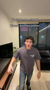 Yo saludando a mi papá — reacción cómica de mi papá