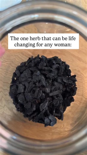 Processed Rehmannia Root, or shu di huang, is an herb that every woman should know about. This herb deeply nourishes Blood, the Kidneys and Essence, making it commonly used for women who are: 🩸Menstruating 🩸Optimizing their fertility 🩸Recovering postpartum Shu Di Huang nourishes the Liver and Kidneys, the organs that govern menstruation in TCM. It enriches Yin and Blood to help rebuild the blood lost every month and maintain a healthy, regular cycle with optimal ovulation. 🩸For support durin