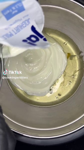 RECIPE BELOW ⬇️ | Flatbread 🍞 Ingrediens: • natural yogurt • Spices • Egg white 👨‍🍳: Separate the egg white from the yolk, add the yogurt and spices, and then mix the batter/mixture. Fry the mixture in a pan until it is cooked through. Enjoy your meal! #easyrecipe #flatbread #viral #healthyrecipes #keto