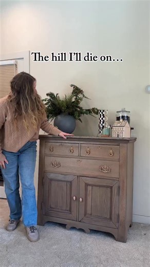 Most ppl are afraid to add this much paint to their paint wash and it’s why they’re not getting this rich tan look. But yes, I use a 1:1 ratio which makes it look intense going on but gets the perfect color. Extra tips: ✨ Take a spray bottle of water and spray down the surface to keep it wet longer so that you can work with the paint longer. This is especially good if you’re worried about streaking. ✨ Top coat with a clear saying polycrylic. My fav is by @minwaxusa ✨ Work in sections bc the long