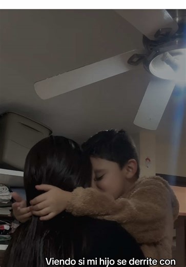 #trend #amor #mamaehijo #besos #viral | viendo si se derrite en mis besos