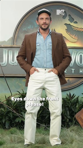 Jonathan Bailey has my entire heart 🥹 One thing about Jonathan, he's going to deliver an iconic fashion serve 🩵 | MTV UK