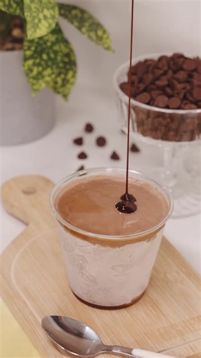 ¡Refréscate con un dulce postre! Prepara estos Heladitos de chocolate HERSHEY'S 🍫 y comparte en familia. Ingredientes: 2 latas de leche evaporada 1 barra de HERSHEY'S Milk Chocolate 1/4 de taza de agua 1/4 de taza de azúcar 1 cucharadita de vainilla Vasos de 5oz Syrup de chocolate HERSHEY'S Preparación: En una cacerola, mezcla la leche con los pedazos de chocolate, y añade el azúcar, el agua y la vainilla. Mueve hasta que hierva y se mezcle bien. Decora los vasos con syrup de chocolate HERSHEY'