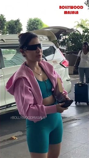 Urfi Javed flying from mumbai