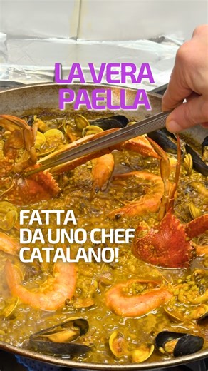 Matteo Di Cola | ITALY FOOD PORN on Instagram: "#adv x @osteriaiberica QUI LA PAELLA È QUELLA VERA 🥘 Siamo da Osteria Iberica, dove in cucina c’è uno chef catalano e la Spagna si sente dal primo morso 🇪🇸 Si parte in condivisione con jamón iberico e pan con tomate, poi crocchette fatte in casa e la bomba della Barceloneta, piccante al punto giusto. Il tutto accompagnato da sangria fatta in casa, non quella da bottiglia 🍷 Il piatto forte arriva dopo: paella di mare nella vera paellera, con ris