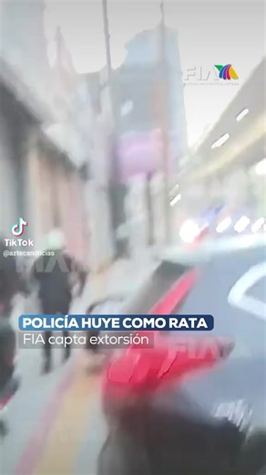 Es la primera vez que veo a @Karianacn perseguir a un policía de Naucalpan, Edo de México a nivel nacional queriendo morder a un conductor pidiendole una cantidad de dinero 🫰🤑 $5,200 pesos. Muy bien por FIA (@Azteca Noticias ) de poner en evidencia a este policía corrupto en vivo en la mañana de este jueves 8 de Enero del 2026 #parati #viral #2026 #aztecanoticias #karianacolmenero
