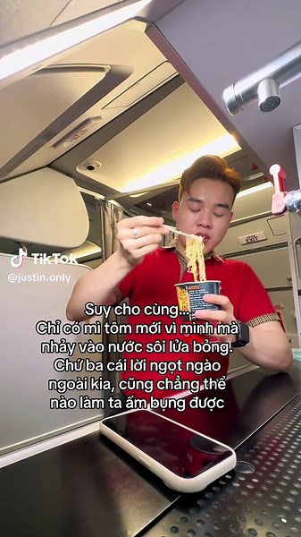 Trân trọng mì tôm 🍤 #hoangminhquy #tiepvienhangkhong