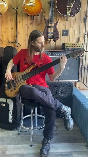 Trying an amazing 6 Strings Fretless Bass, at Lutherie MF (Montreal)