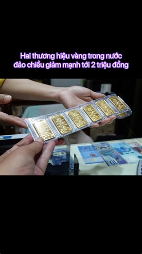 Two domestic gold brands reversed course and dropped sharply by up to 2 million VND.