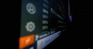 「開発環境でのコードのスクロールを示すモニタのローアングル クローズアップ。背景にRGB照明を使用すると、未来的でテクノロジー的な雰囲気が加わります。」の動画素材（ロイヤリティフリー）3717610177 | Shutterstock