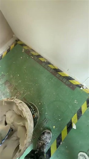 This demonstration shows how to apply a smooth wall putty skim coat using a trowel 🧱✨ #WallSkimming