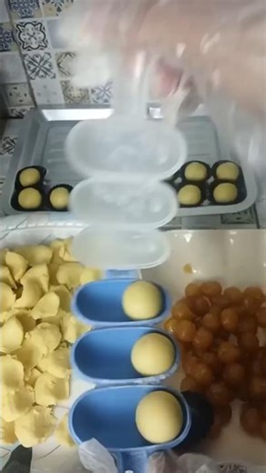 cetak nastar pakai cetakan bento,proses pulung2 jadi cepat dan bulatannya bagus.