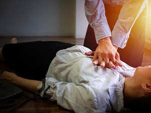 校長打球突休克 消防員線上指導球友AED救命