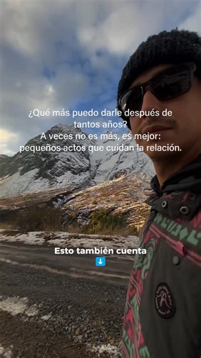 VIVE UBUNTU ® | Juegos para conectar 💫 on Instagram: "Hay un momento en casi todas las relaciones en que aparece esta pregunta, aunque no siempre la digamos en voz alta: “¿Qué más puedo darle después de tantos años?” Y muchas veces creemos que la respuesta es “más”. Más planes. Más sorpresas. Más intensidad. Pero con el tiempo aprendemos otra cosa. Que a veces no es más. Es mejor. Mejor presencia. Mejor atención. Mejor cuidado en lo pequeño. Un “ánimo en tu reunión de hoy”. Un “¿cómo te fue en 