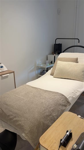 Vi glemmer ofte vores fødder, selvom de bærer os hele dagen 👣 Derfor elsker jeg at skabe et øjeblik, hvor du bare kan slappe af, mens jeg tager mig af resten. Har dine fødder også brug for lidt kærlighed? Jeg glæder mig til at byde dig velkommen✨ #copenhagenbeauty #copenhagentiktok #valby #pedicure