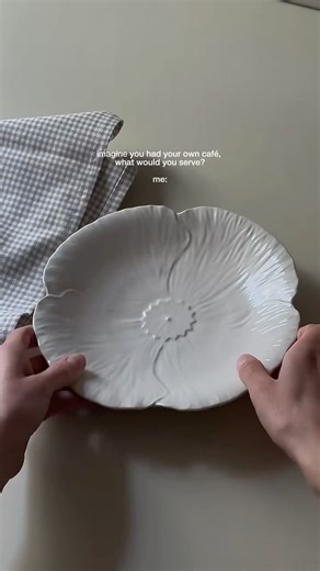 natalia borodina | ex-architect on Instagram: "Falls ihr Inspiration für ein cozy Frühstück braucht 🥣🍯🍌 Die Idee habe ich in meiner Lieblings App @fullfilled entdeckt und ein wenig für mich angepasst. Unfassbar lecker 😋 • Haferflocken nach Belieben kochen (ich mache sie mit Wasser, etwas Sesam, Ahornsirup und einer Prise Salz). • Mit Joghurt toppen und mit karamellisierten Bananen, Tahini und Ahornsirup servieren. #slowliving #minimalism #art #breakfast"