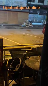 Pasangan ni ingat takde orang perasan, sekali... kantoi dalam kereta! Habis satu taman tengok drama live! Jangan main-main parking tepi jalan... --- Hashtags: #PasanganKantoi #DramaLive #KeretaSpot #TertangkapBasah #KantoiDalamKereta #JanganMainSembunyi #CCTVManusia #ViralMalaysia #GelakDuluBaruTanya | Liputan 7 Online