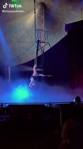 Today’s show💃🏼 #fyp #foryoupage #eBayWintern #trapeze #aerialist #dangerouswoman #circus #duetthis #omg @planetcircus_omg #showtime #4u #flexible #gymnast #viral #splits