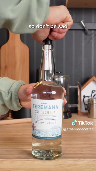 how to make a sugar cookie espresso martini - 2x espresso shots - .50oz (15ml) sugar cookie syrup - 1.5oz (45ml) alcohol - .75oz (22.5ml) coffee liqueur #coffee #Recipe