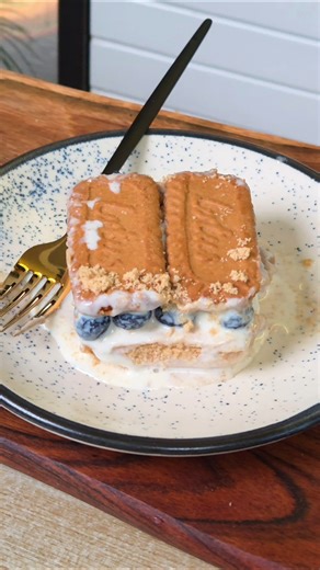 No Bake Biscoff Berry Treat #shorts #easycookingwithsomu #recipe #biscoff