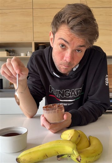 Egy ízletes és egészséges desszert, amit gyorsan össze tudsz dobni🤙 🍫🍌😋 Hozzávalók: 150-200 g görög joghurt 1 banán 1 ek. chiamag 1 ek. holland kakaópor Ezeket turmixgépbe vagy botmixerrel összeturmixoljuk, kiöntjük két kis pohárba és pár órát vagy egy éjszakát a hütöbe tesszük dermedni. A tetejére, vízgöz fölött olvasztunk egy kis étcsokit és kész is! Enjoy