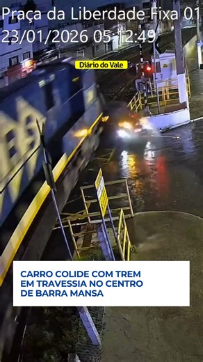 Diário do Vale on Instagram: "Um carro colidiu com um trem na madrugada desta sexta-feira (23) em Barra Mansa. O acidente ocorreu por volta das 5h10 em uma passagem em nível localizada nas proximidades da Praça da Liberdade, no centro cidade. De acordo com a Polícia Militar, ao chegarem ao local, os agentes não encontraram os ocupantes do veículo, que já haviam sido retirados antes da chegada da equipe policial. Ainda segundo a PM, informações repassadas por um agente de segurança ferroviária in