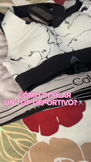 Cómo doblar un top femenino para hacer ejercicio