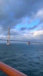 Dieser Anblick wird nie langweilig: die Storebælt-Brücke 😍 Ein paar Fakten: “Storebælt” heißt “großer Belt” – das ist der Name der Meerenge, über welche die 18km lange Brücke führt. Sie verbindet die beiden dänischen Inseln Fünen und Seeland miteinander. Unsere Schiffe passieren sie etwa gegen 18 Uhr auf der Strecke von Kiel nach Oslo (und um 6 Uhr morgens auf dem Weg zurück). 🎥: @‌_traveling_beyond_ (via Instagram) | Color Line GmbH