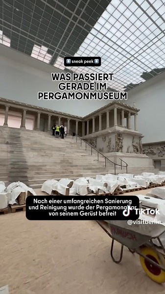 Das meistbesuchte Museum Berlins wird derzeit umfassend saniert. Bereits 2027 soll das Pergamonmuseun aber in Teilen wiedereröffnen🎉 Genug Zeit, um die anderen vier Museen auf der Museumsinsel zu erkunden oder das bunte Treiben in der Pergamonstadt im asisi-Panorama gleich gegenüber zu bestaunen👀 #berlin #pergamonmuseum #sneakpeek #news #visitberlin