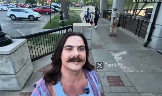 Kick streamer gets into a heated argument with three black guys on the street.