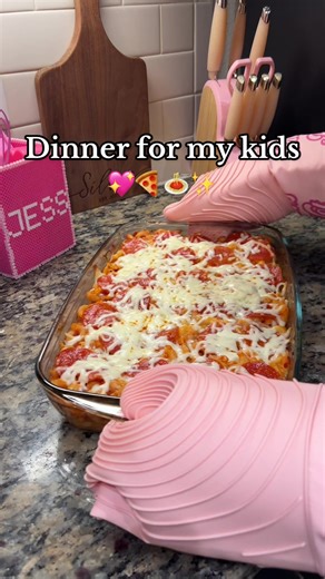 One kid wanted pasta, one wanted pizza… so I made pizza pasta on a whim 😅 Saved it in @ReciMe | Save recipes so I don’t forget this one! 💖 Here’s how I did it ⬇️ • 1 lb elbow pasta • 2½–3 cups marinara or pizza sauce • 2 cups shredded mozzarella • ¾–1 cup mini pepperoni Cook pasta, drain. Mix with sauce, 1 cup cheese, and half the pepperoni. Transfer to baking dish, top with remaining cheese pepperoni. Bake at 375°F for 18–22 min until bubbly. Rest 5 minutes before serving. #dinner #recipe #ki